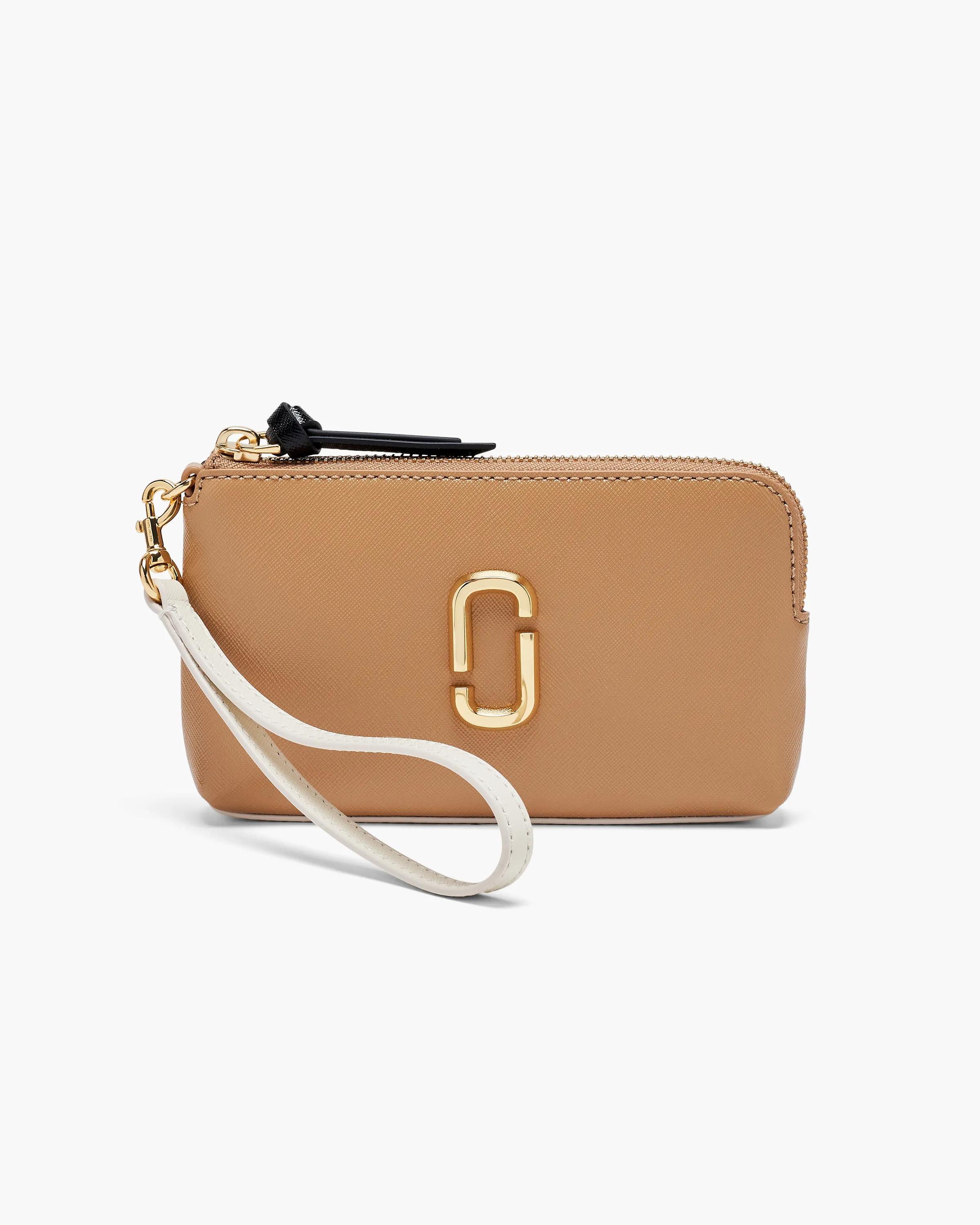 MARC JACOBS Marc Jacobs The Snapshot Wristlet Bag in Camel Multi　MARC JACOBS マーク ジェイコブス ザ スナップショット リストレット バッグ (キャメル マルチ) MARC