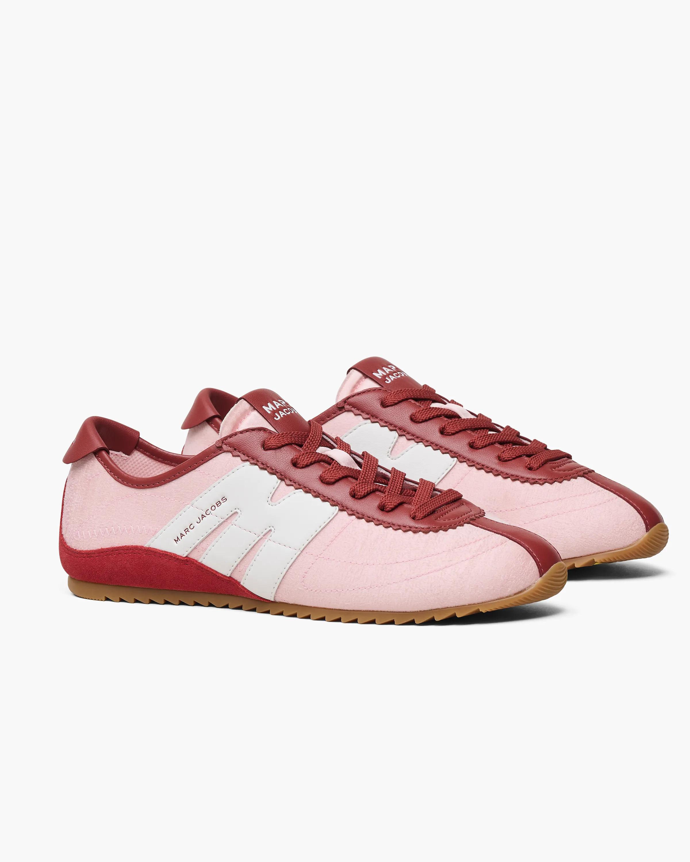 MARC JACOBS Marc Jacobs The Brushed Satin 400 Bleecker Runner in Strawberry Multi, Size 45　MARC JACOBS マーク ジェイコブス ブラッシュド サテン 400 ブリーカー ランナー ストロベリー マルチ、サイズ 45 MARC