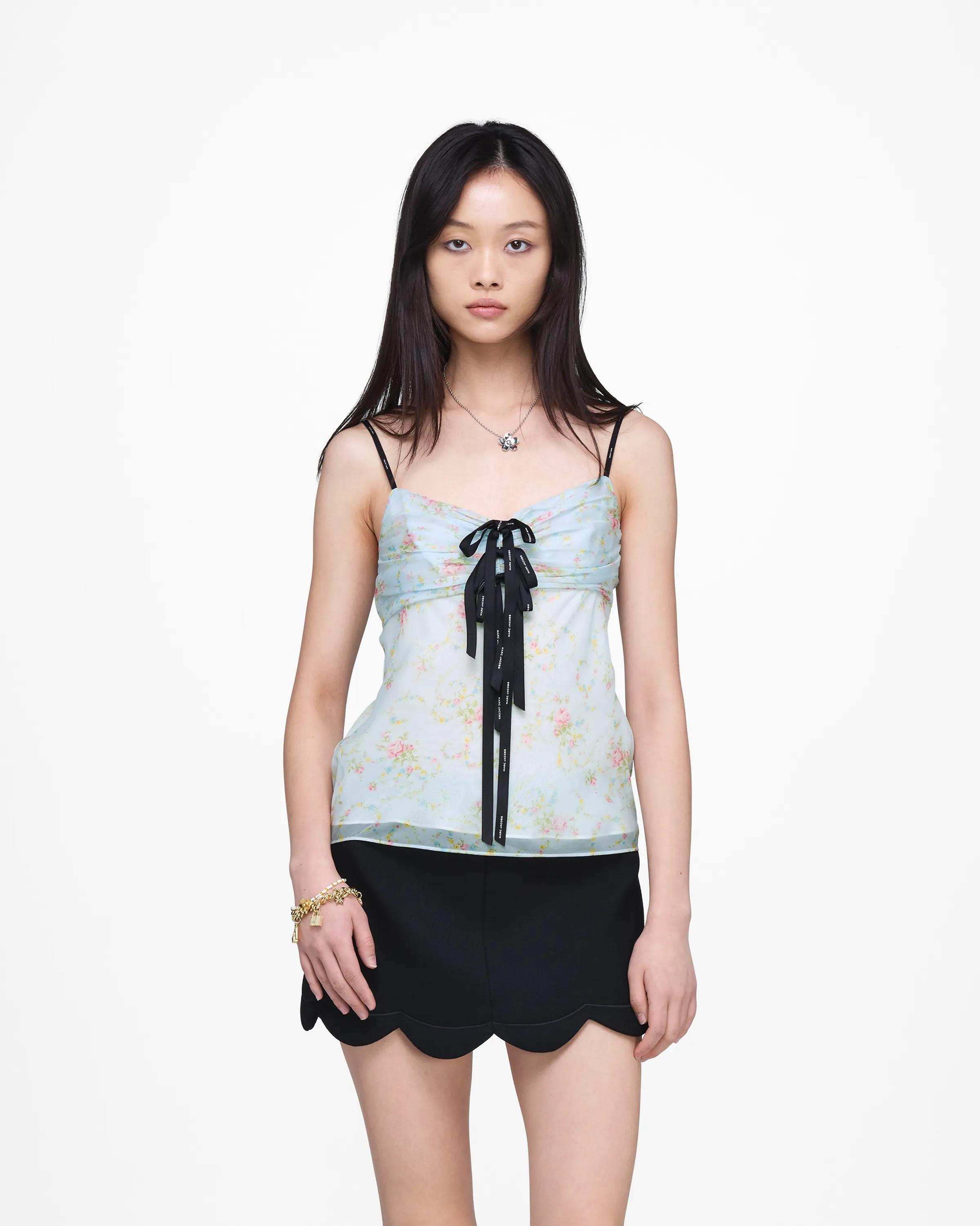 MARC JACOBS Marc Jacobs Blurred Floral Bow Top in Blue Mist Multi, Size XL　MARC JACOBS マーク ジェイコブス ブラード フローラル ボウ トップ ブルー ミスト マルチ、サイズ XL MARC
