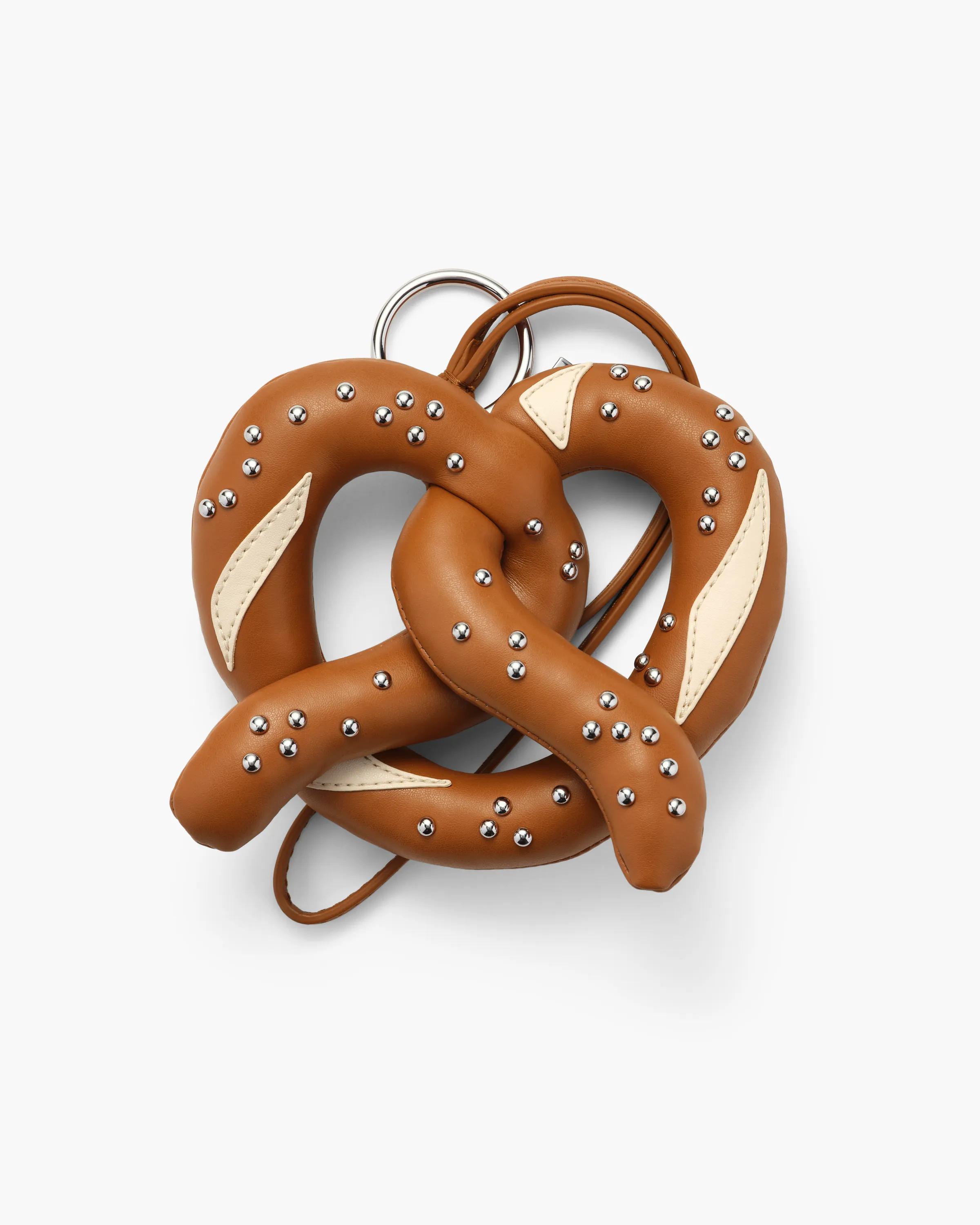 MARC JACOBS Marc Jacobs Soft Pretzel Bag Charm in Brown　MARC JACOBS マーク ジェイコブス ソフト プレッツェル バッグ チャーム (ブラウン) MARC