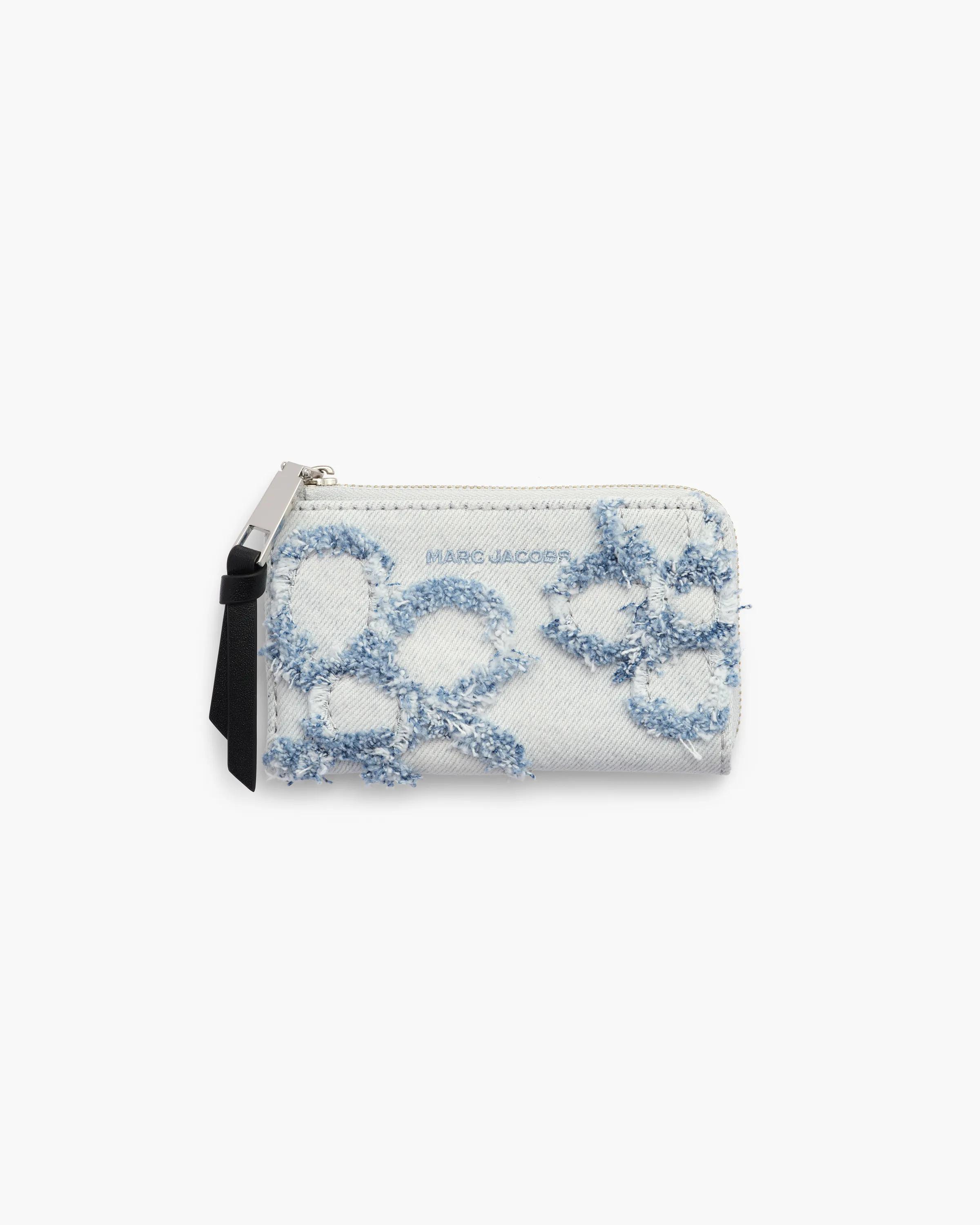 MARC JACOBS Marc Jacobs The Daisy Denim Top Zip Multi Wallet in Light Wash　MARC JACOBS マーク ジェイコブス ザ デイジー デニム トップ ジップ マルチ ウォレット ライトウォッシュ MARC