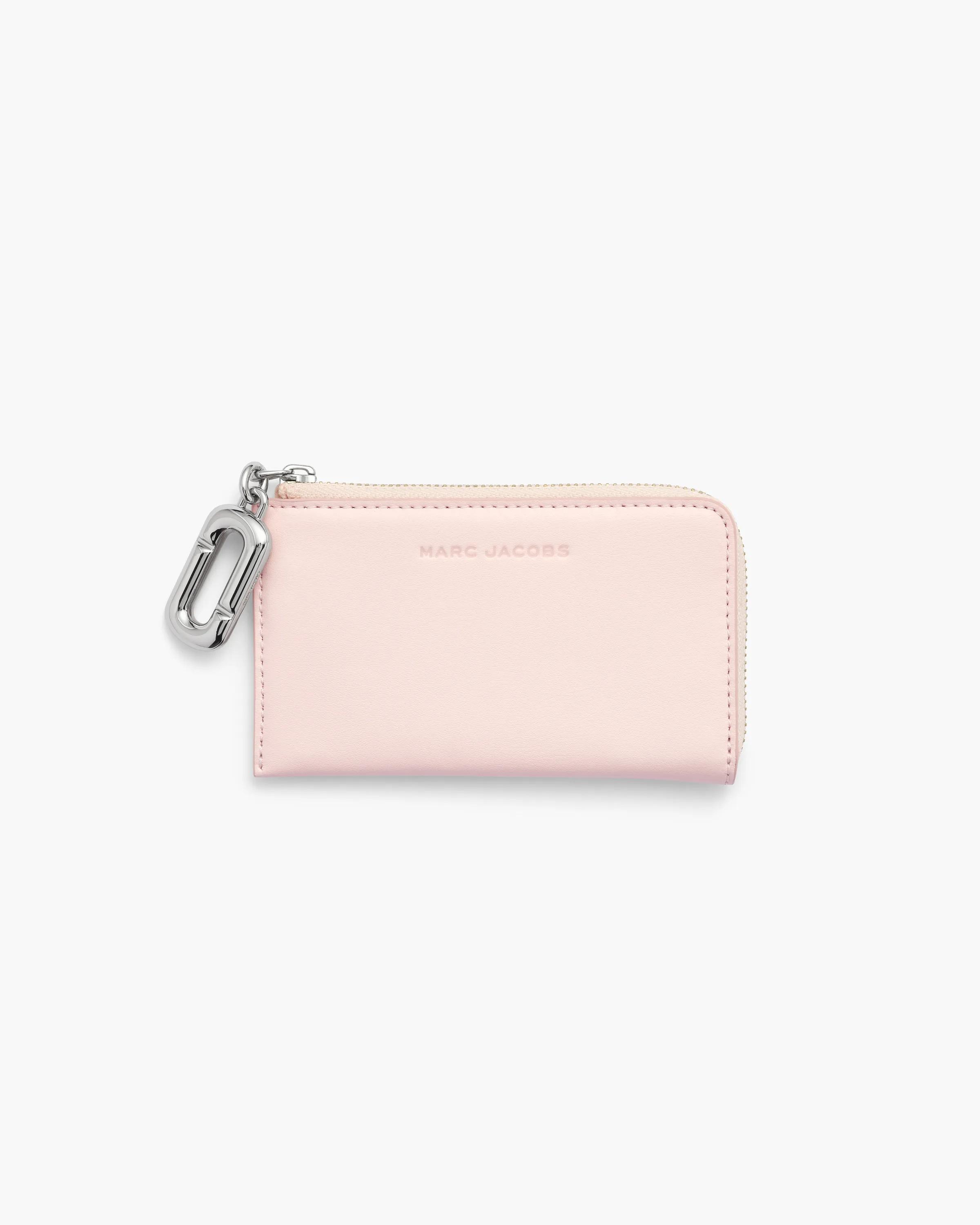 MARC JACOBS Marc Jacobs Scene Top Zip Multi Wallet in Powder Pink　MARC JACOBS マーク ジェイコブス シーン トップ ジップ マルチ ウォレット (パウダー ピンク) MARC