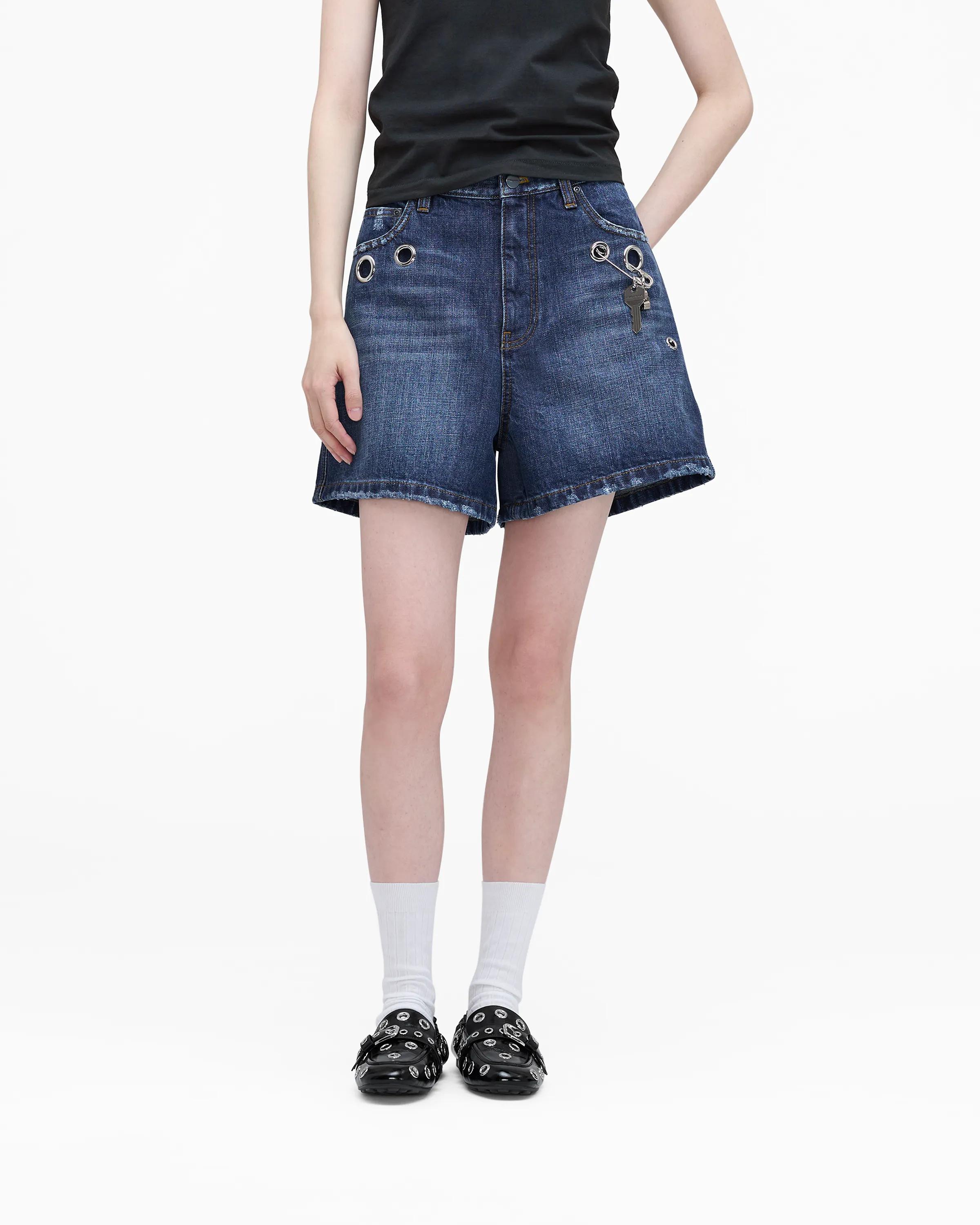 MARC JACOBS Marc Jacobs Grommet Denim Shortsin Medium Wash Indigo, Size 31　MARC JACOBS マーク ジェイコブス グロメット デニム ショートシン ミディアム ウォッシュ インディゴ、サイズ 31 MARC